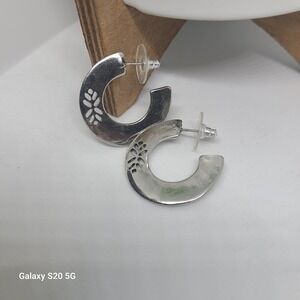 Silver Tone Hoop‎ Earrings Cutout Leaf Design Lightweight Jewelry